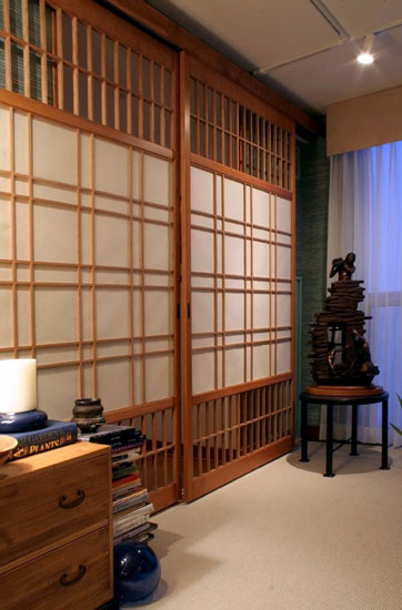 This is a different view of the same set of shoji screens with the open 'transom' area.